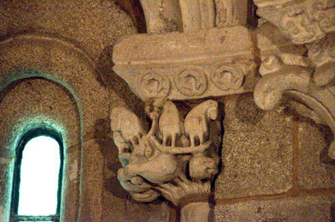 Capitel de la ventana central de la iglesia de Ferreira do Pantón